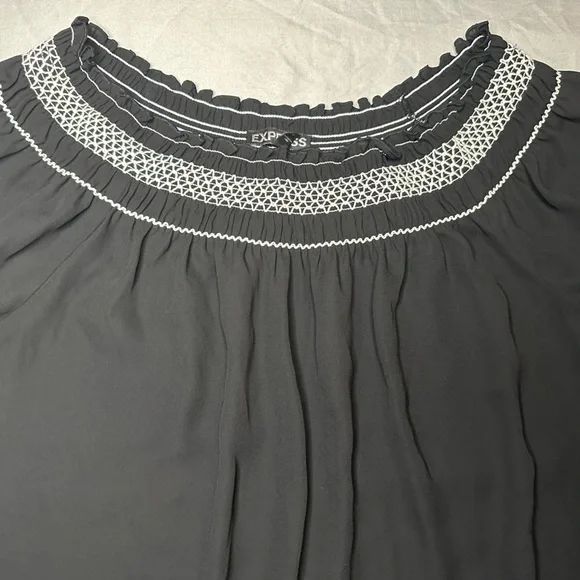 Express Short Sleeved Light-Weight Blouse in Black with White Detailing Medium - Picture 5 of 8